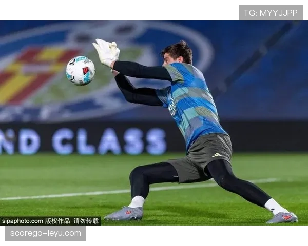 库尔图瓦与鲁迪格默契十足,稳健防守成球队坚实后盾 库尔图瓦与鲁迪格默契十足,稳健防守成球队坚实后盾