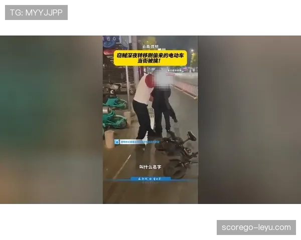 蒋圣龙晚上偷偷吃夜宵,被队友逮个正着那表情绝了! 蒋圣龙晚上偷偷吃夜宵,被队友逮个正着那表情绝了!